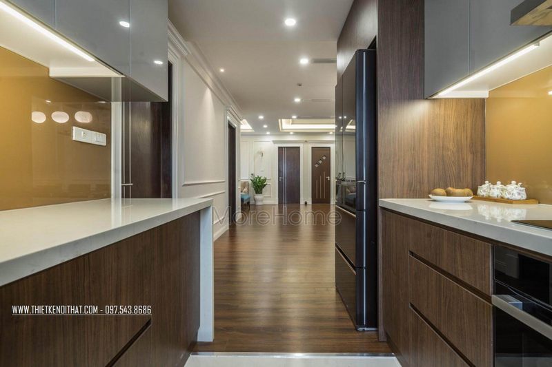 Tủ bếp đảo cao cấp được tạo nên bởi chất liệu gỗ acrylic bóng gương nhập khẩu và gỗ laminate vân gỗ cho không gian phòng bếp này
