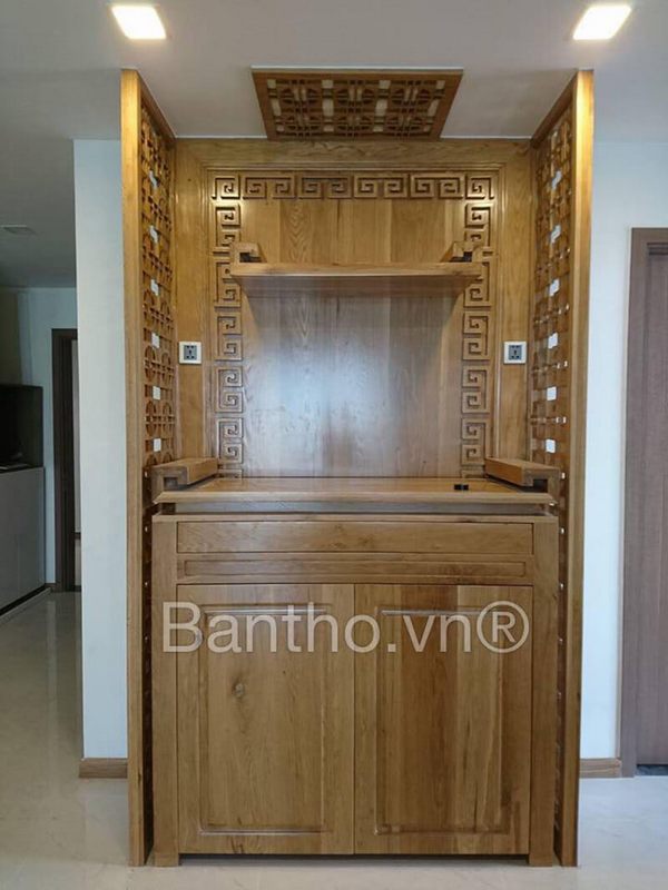 Mẫu tủ thờ gỗ đẹp màu vàng với đường vân gỗ tinh tế, đầy nghệ thuật.